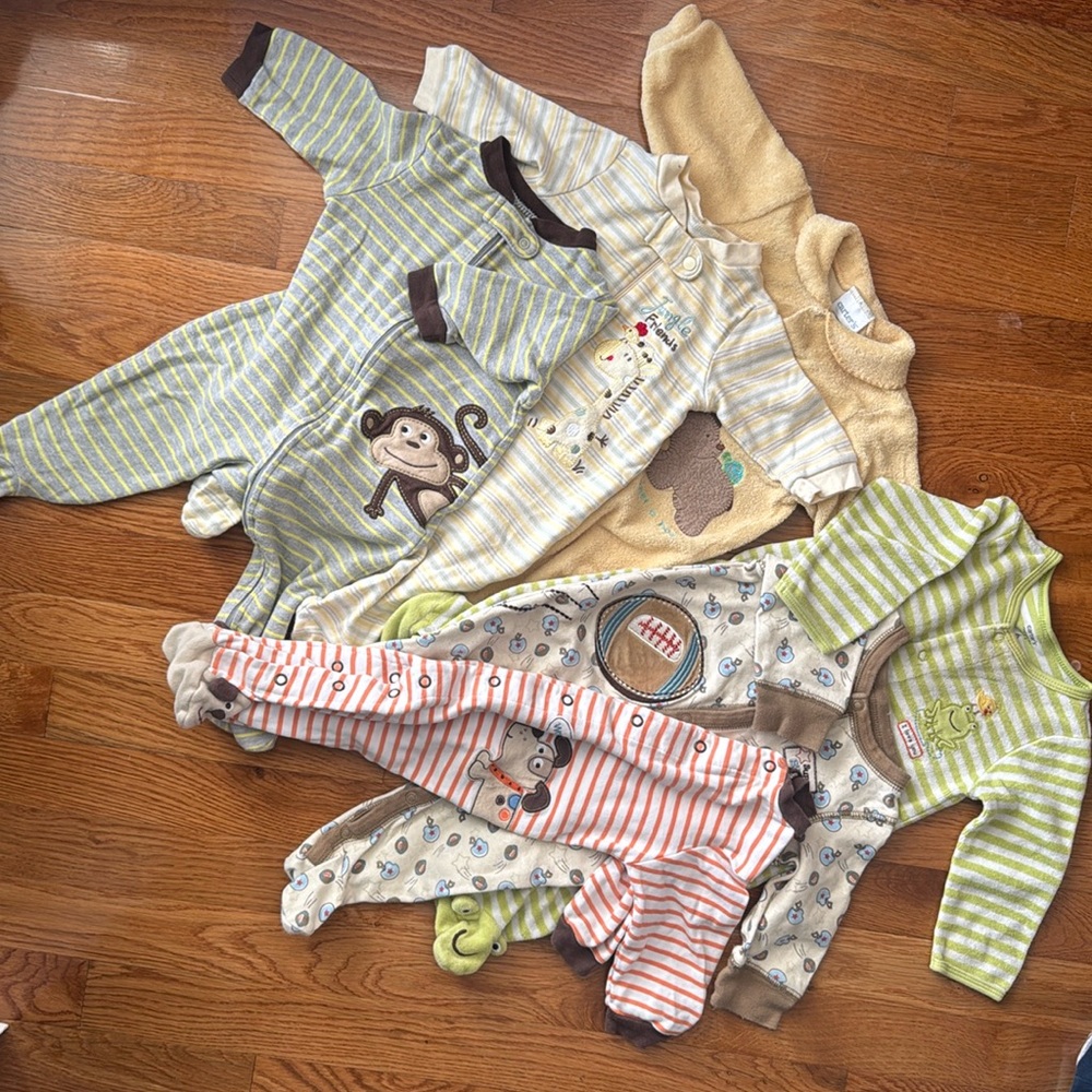 3-6 month boy sleepers 
Gentle used condition
Carters and first moments